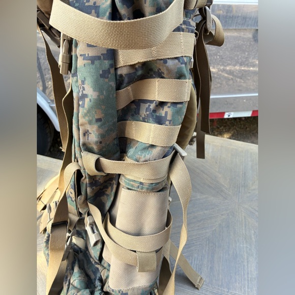 USMC Large Rucksack Complete with suspenders, kidney pad, and Lid - EUC - Picture 3 of 8